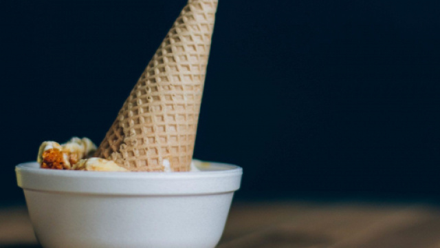 Coppe esotiche di gelato, un dessert buono e genuino.