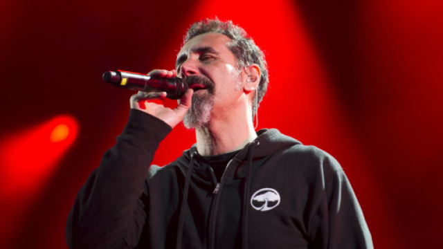 Serj Tankian positivo al Covid-19: tour dei System of a Down sospeso