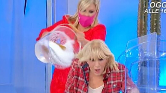 U&D oggi: Tina getta un secchio d'acqua contro Gemma, malumore tra i telespettori.