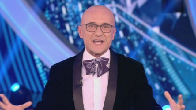 GF Vip, Alfonso Signorini ha riferito di avere la febbre a 38 nel corso della dodicesima puntata del reality.