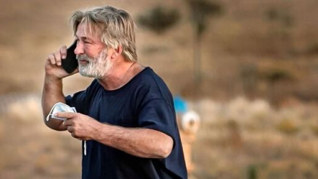 Alec Baldwin, il padre di Halyna lo scagiona e accusa i responsabili della sicurezza delle armi sul set del film Rust.