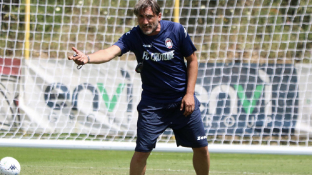 Crotone, Modesto in discussione