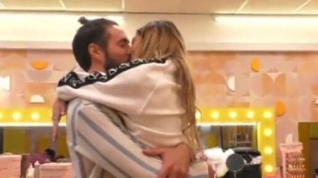 GF Vip, bacio tra Alex e Soleil.