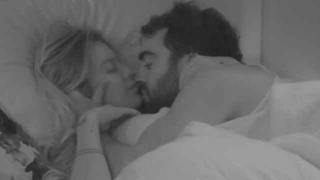 GFVip, Codegoni cede al corteggiamento di Gianmaria: scoppia la passione sotto le coperte.