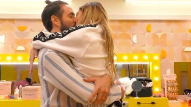 Grande Fratello Vip 6: Soleil Sorge e Alex Belli si scambiano un bacio.