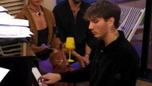 Manuel emoziona tutti al GF Vip