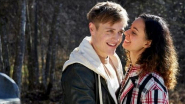 Tempesta d'amore, trame tedesche: Max tradisce Vanessa e le chiede di sposarlo.