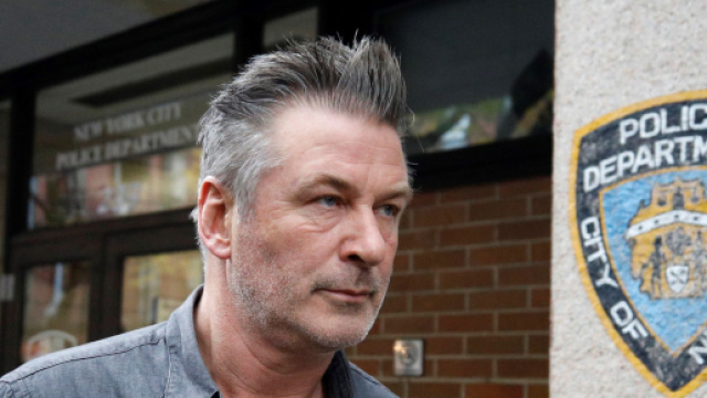 Tir mortel d'Alec Baldwin durant un tournage : arme charg&eacute;e, les circonstances d&eacute;voil&eacute;es - Source : montage photo, r&eacute;seaux sociaux