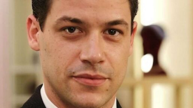 Il Paradiso, trame al 5/11: Ravasi raccoglie informazioni sul rapporto tra suo padre e i Guarnieri.