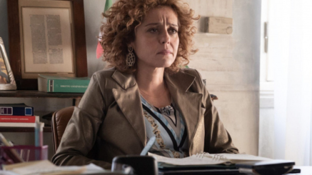 Imma Tataranni, trama 2&deg; episodio: Immacolata scopre che Valentina frequenta Gabriele.