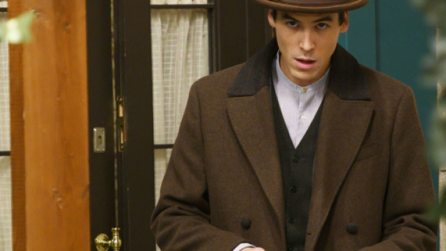 Una vita, anticipazioni: Santiago si nasconde a casa Dominquez.