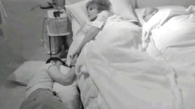 GFVip, Pisu dorme a terra per farsi perdonare da Miriana, lei sbotta: 'Non &egrave; dignitoso'.
