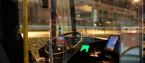 Hombre agrede f&iacute;sicamente a un inspector que lo recrimin&oacute; por no llevar puesto la mascarilla dentro de un bus (Pixabay)