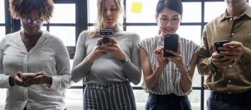 Nomofobia: entenda as pessoas que n&atilde;o conseguem desgrudar do celular (Reprodu&ccedil;&atilde;o/Pixabay)