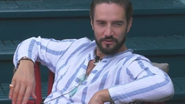 GFVip, Alex su Soleil: 'Mi piace come compagna di viaggio, ma non come donna'.