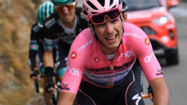 Joao Almeida in maglia rosa al Giro d'Italia dello scorso anno.