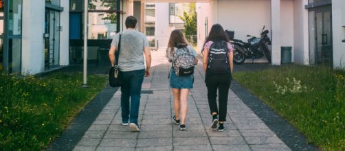 Estudiantes de Bachillerato ingresando a su instituto -Photo by Adrien Olichon from Burst