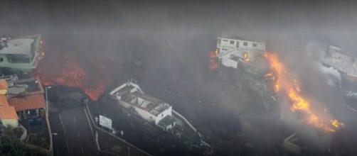 Mientras el volc&aacute;n devora las casas de los palmeros, los bancos reclaman hipotecas (Twitter/@involcan)