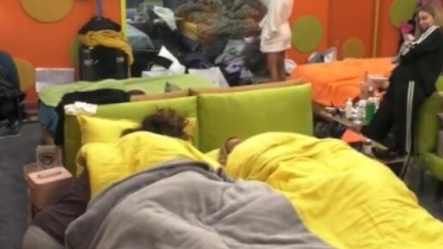GF Vip, Nicola si inginocchia al letto di Miriana.