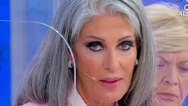 Uomini e Donne, Isabella: 'Ho un problema di udito dovuto a pesanti cure per un tumore'.