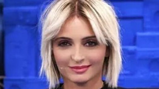 Amici di Maria De Filippi, Mirko fuori dalla scuola.
