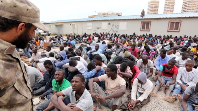 Migranti e rifugiati nei centri libici.