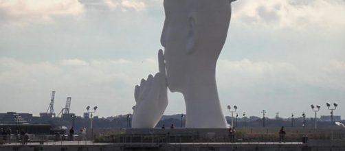 Jaume Plensa's 'Water's Edge' (Image source: Scott Brody/Wikimedia Commons)