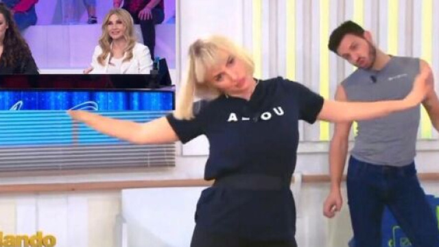 Amici 21, Arisa a Ballando con le stelle indossa una vecchia maglia