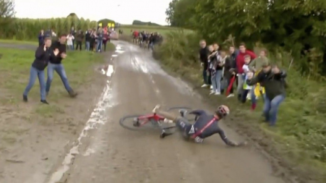 La caduta di Gianni Moscon alla Parigi Roubaix