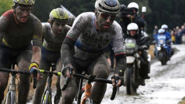 Sonny Colbrelli impegnato alla Parigi Roubaix.