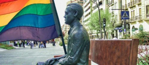 La estatua de Granada del poeta Garc&iacute;a Lorca, con una bandera LGTB+. (RR. SS.)