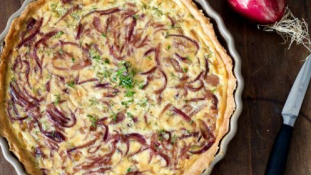 La ricetta della torta salata con cipolla di Tropea e caciocavallo silano.