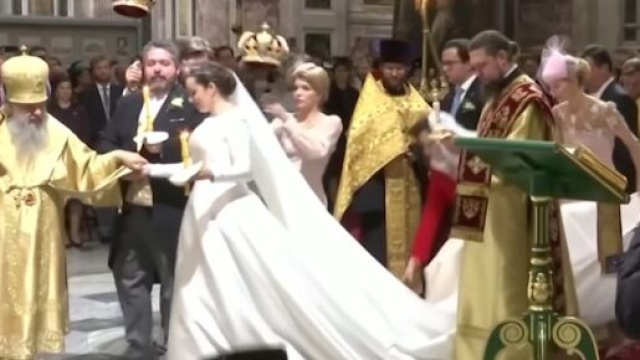 Abito da sposa strascico per Rebecca Bettarini.