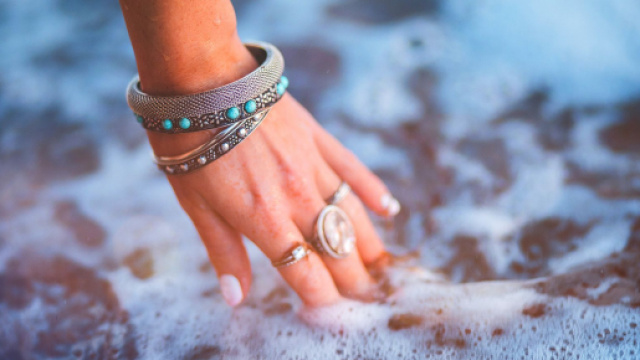 L'oroscopo del giorno 11 ottobre: Luna in Capricorno, '5 stelle' per l'Acquario (2&ordf; parte).