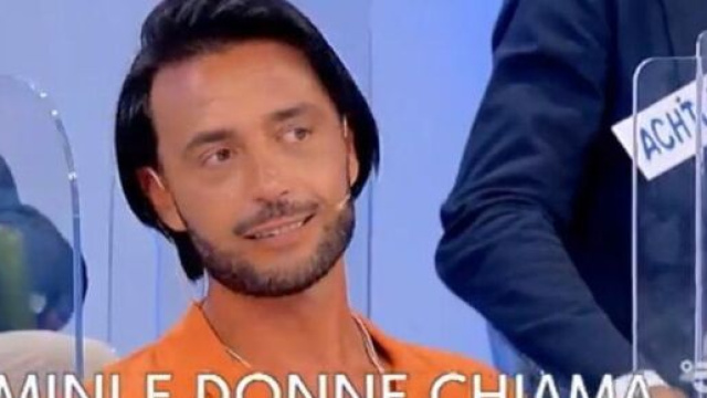 Uomini e donne, Armando usa la parrucca?
