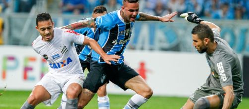 Santos e Gr&ecirc;mio est&atilde;o em situa&ccedil;&atilde;o complicada no campeonato (Lucas Uebel/Gr&ecirc;mio)