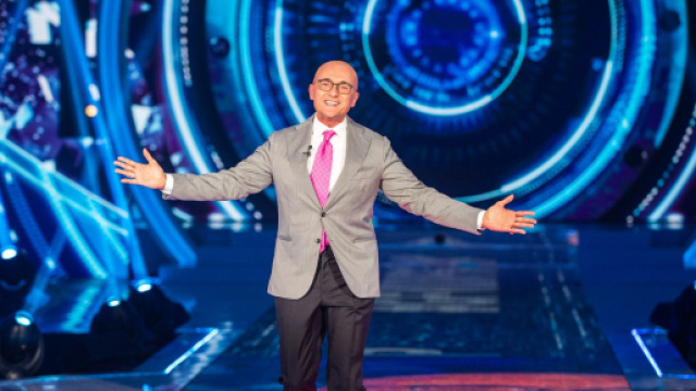 La gaffe della regia del GF: 'Massa di imbecilli', Endemol chiede scusa.