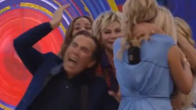 GF Vip, Francesca prende per i capelli Giucas.