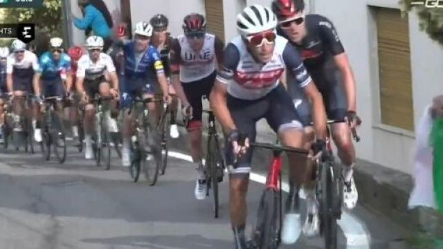 Il momento decisivo del Giro di Lombardia: scatta Nibali, Tadej Pogačar lo segue.