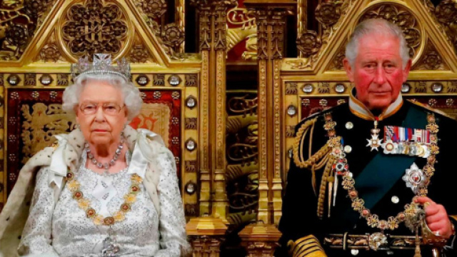 Il principe Carlo e la Regina Elisabetta II.