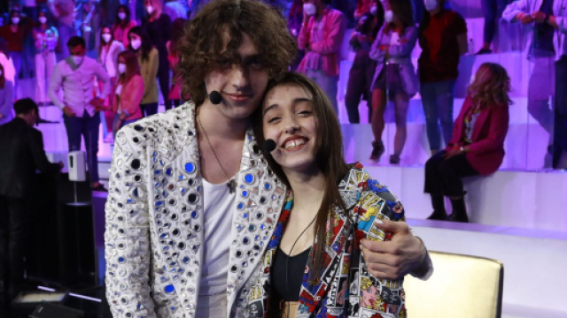 Sangiovanni diverte i fan mostrando una chat privata con Giulia Stabile.