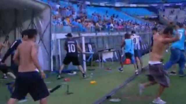 Des supporters de Gr&ecirc;mio envahissent le terrain et cassent la VAR (capture YouTube)
