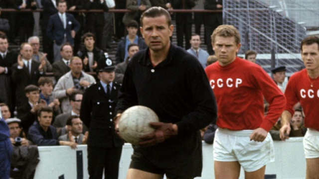 Il leggendario Lev Yashin, unico portiere della storia premiato con il Pallone d'oro.