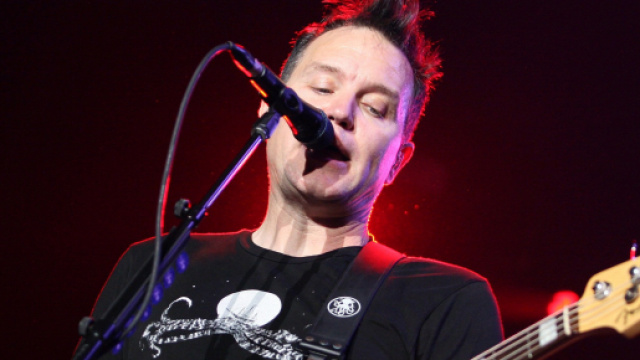 Mark Hoppus dei Blink-182 &egrave; tornato a suonare in concerto dopo aver sconfitto il tumore