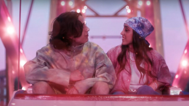 Sangiovanni e Giulia Stabile insieme allo stadio.