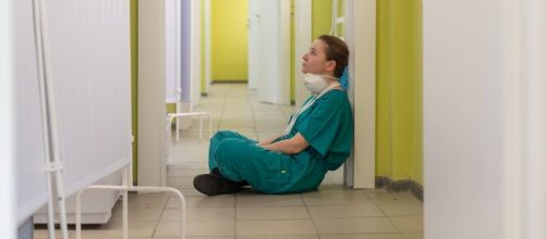 Imagen del agotamiento de los profesionales sanitarios durante la lucha contra la pandemia de COVID-19. (Foto: Unsplash)