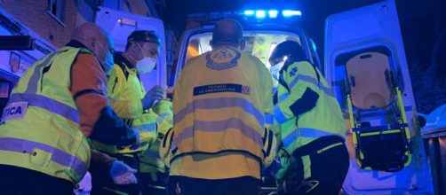 Los sanitarios atendiendo al herido en la calle Circe (Emergencias Madrid)