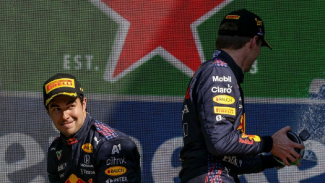 Max Verstappen e Sergio Perez festeggiano il podio in Messico.