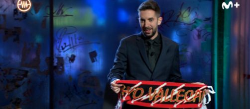 Broncano con la bufanda del Rayo Vallecano (@LaResistencia)