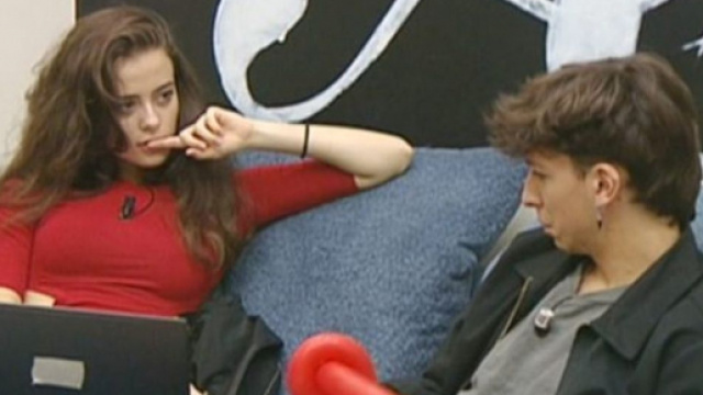 Amici, retroscena 9&ordf; puntata 14 novembre: Carola e Luigi sempre vicini e sguardi sospetti.